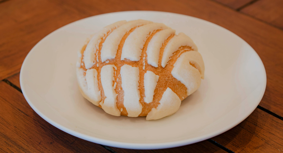 A concha (pan dulce) served on a plate