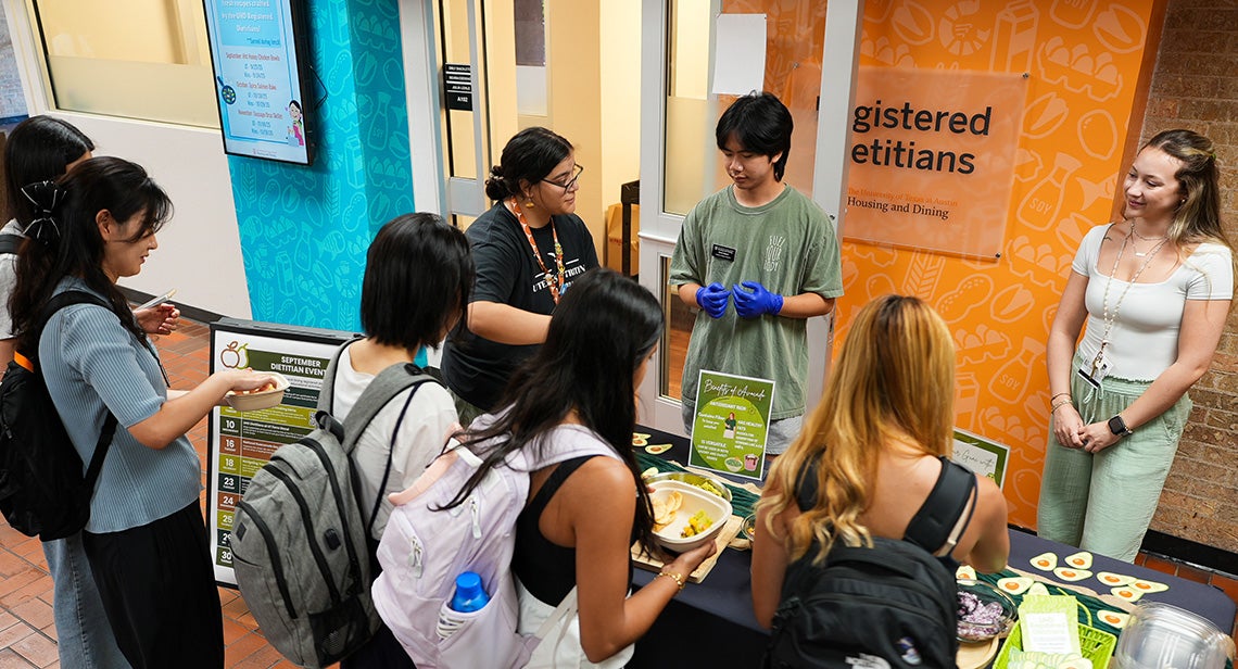UT students stopping at a pop-up event outside of the UHD registered dietitians’ office