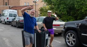 image of UT studnet and parent during move in outside 