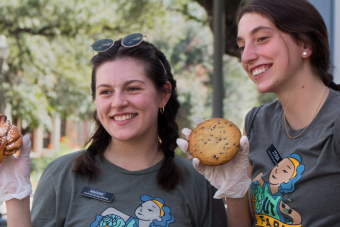 UT Farm Stand - volunteer staff