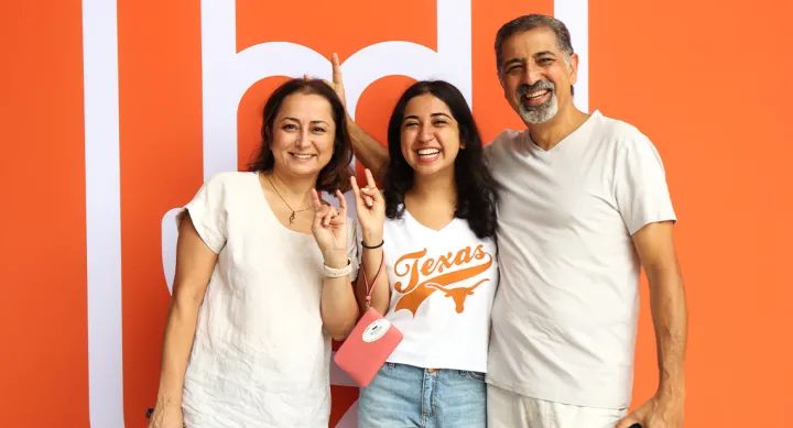 Move In 23 UT student with her parents during Move In