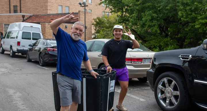 move in 23 image of UT studnet and parent during move in outside